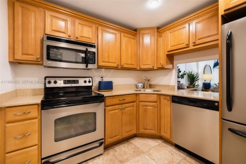 Condominio en alquiler en Coral Gables, Florida, 1 dormitorio, 75.07 m2 № 2031772 - foto 6