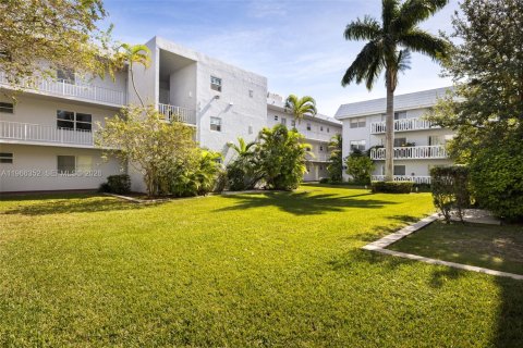 Condominio en alquiler en Coral Gables, Florida, 1 dormitorio, 75.07 m2 № 2031772 - foto 12