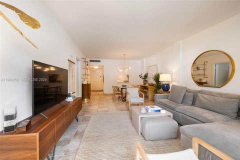 Condominio en alquiler en Coral Gables, Florida, 1 dormitorio, 75.07 m2 № 2031772 - foto 3