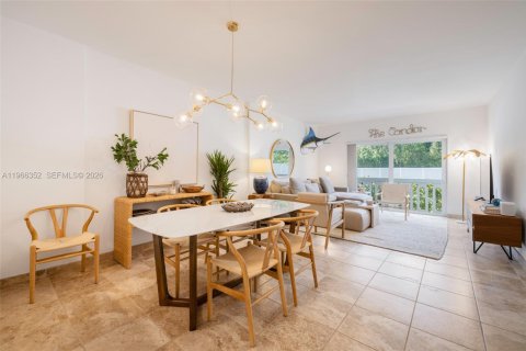 Condominio en alquiler en Coral Gables, Florida, 1 dormitorio, 75.07 m2 № 2031772 - foto 2