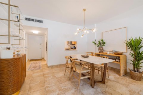 Condominio en alquiler en Coral Gables, Florida, 1 dormitorio, 75.07 m2 № 2031772 - foto 4