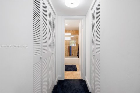 Condominio en alquiler en Coral Gables, Florida, 1 dormitorio, 75.07 m2 № 2031772 - foto 10