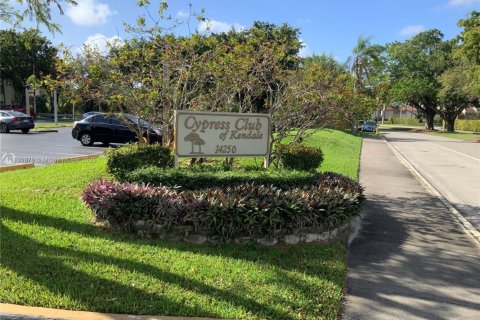Condo in Miami, Florida, 1 bedroom  № 1958669 - photo 2
