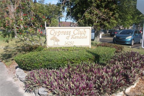 Condo in Miami, Florida, 1 bedroom  № 1958669 - photo 1