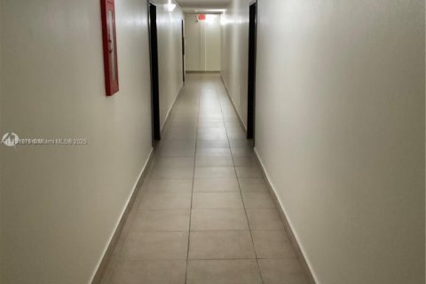 Condo in Miami, Florida, 1 bedroom  № 1958669 - photo 10