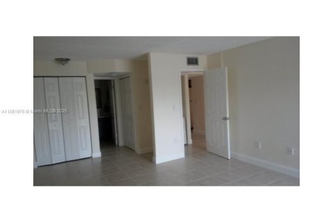 Condo in Miami, Florida, 1 bedroom  № 1958669 - photo 15