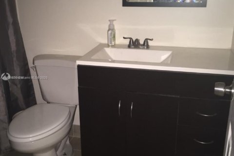 Condo in Miami, Florida, 1 bedroom  № 1958669 - photo 17