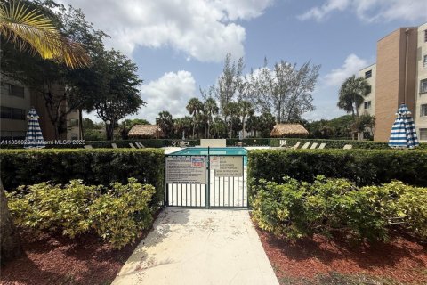 Condo in Miami, Florida, 1 bedroom  № 1958669 - photo 27