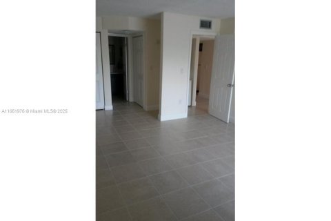 Condo in Miami, Florida, 1 bedroom  № 1958669 - photo 14
