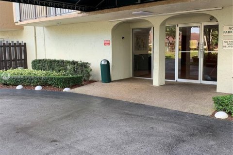 Condo in Miami, Florida, 1 bedroom  № 1958669 - photo 8