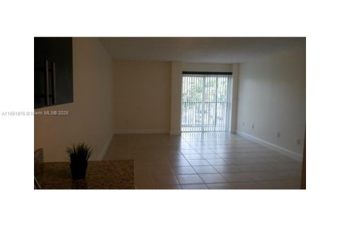 Condo in Miami, Florida, 1 bedroom  № 1958669 - photo 12