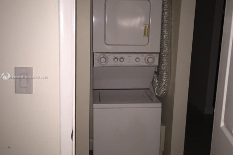 Condo in Miami, Florida, 1 bedroom  № 1958669 - photo 18