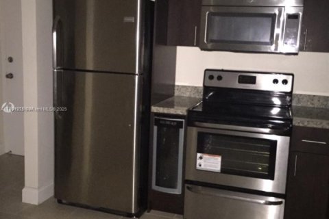 Condo in Miami, Florida, 1 bedroom  № 1958669 - photo 13