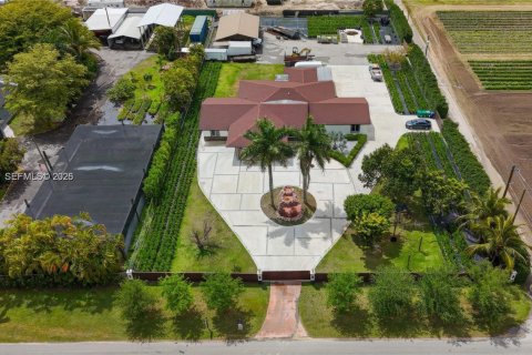 House in Homestead, Florida 4 bedrooms, 229.84 sq.m. № 2031057