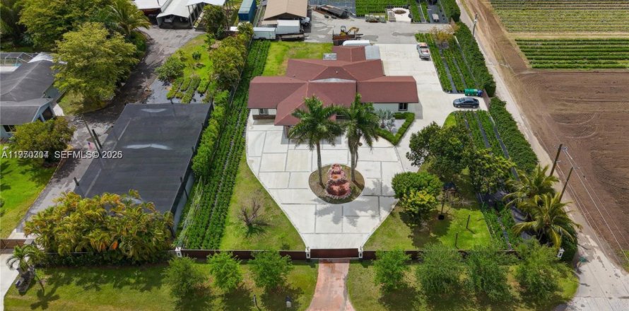 House in Homestead, Florida 4 bedrooms, 229.84 sq.m. № 2031057