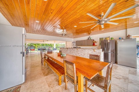 House in Homestead, Florida 4 bedrooms, 229.84 sq.m. № 2031057 - photo 2