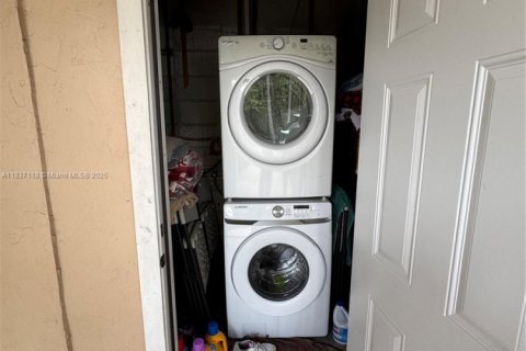 House in Cutler Bay, Florida 3 bedrooms, 129.6 sq.m. № 1940549 - photo 23