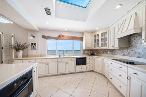 House in Belleair Beach, Florida 2 bedrooms, 248.89 sq.m. № 1561995 - photo 30