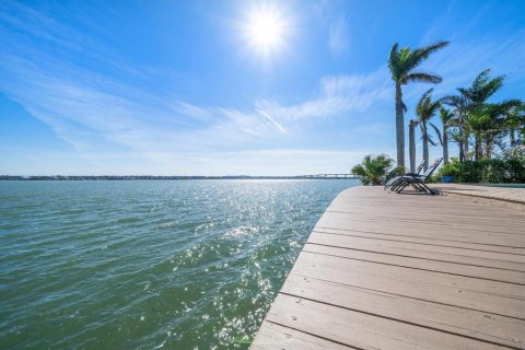 House in Belleair Beach, Florida 2 bedrooms, 248.89 sq.m. № 1561995 - photo 5
