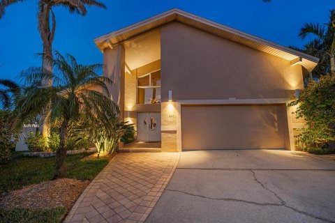 House in Belleair Beach, Florida 2 bedrooms, 248.89 sq.m. № 1561995 - photo 2