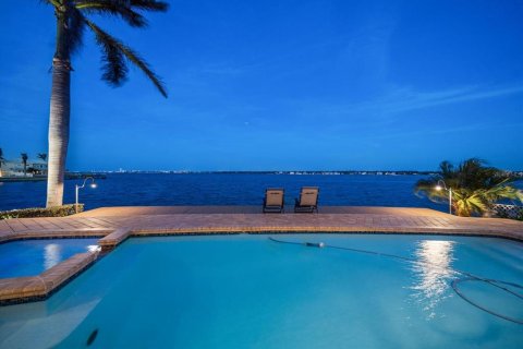 House in Belleair Beach, Florida 2 bedrooms, 248.89 sq.m. № 1561995 - photo 1