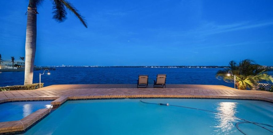 House in Belleair Beach, Florida 2 bedrooms, 248.89 sq.m. № 1561995