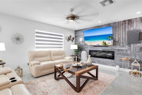 House in Hialeah, Florida 4 bedrooms, 224.82 sq.m. № 2260376 - photo 15