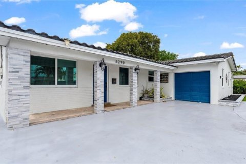 House in Hialeah, Florida 4 bedrooms, 224.82 sq.m. № 2260376 - photo 13