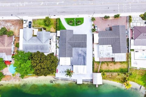 House in Hialeah, Florida 4 bedrooms, 224.82 sq.m. № 2260376 - photo 9