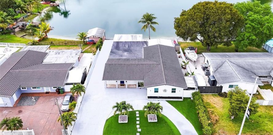 House in Hialeah, Florida 4 bedrooms, 224.82 sq.m. № 2260376