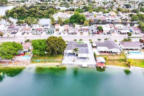 House in Hialeah, Florida 4 bedrooms, 224.82 sq.m. № 2260376 - photo 6