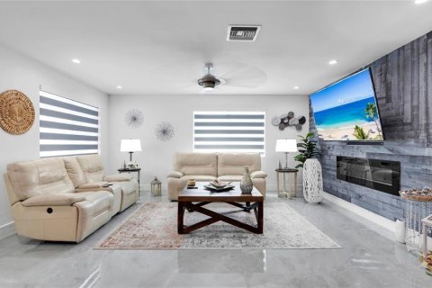 House in Hialeah, Florida 4 bedrooms, 224.82 sq.m. № 2260376 - photo 16