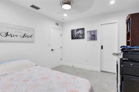 House in Hialeah, Florida 4 bedrooms, 224.82 sq.m. № 2260376 - photo 30