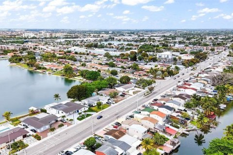 House in Hialeah, Florida 4 bedrooms, 224.82 sq.m. № 2260376 - photo 3