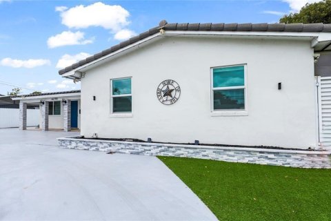 House in Hialeah, Florida 4 bedrooms, 224.82 sq.m. № 2260376 - photo 12