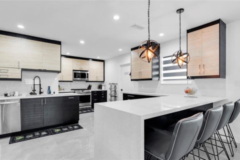 House in Hialeah, Florida 4 bedrooms, 224.82 sq.m. № 2260376 - photo 19