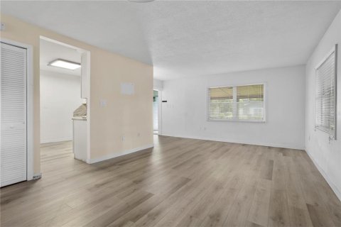 House in Sanford, Florida 3 bedrooms, 133.31 sq.m. № 2225420 - photo 7