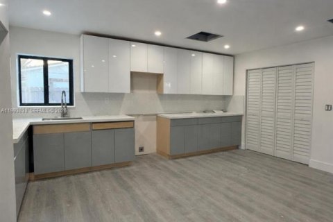 House in Miami Gardens, Florida 5 bedrooms, 162.76 sq.m. № 2062622 - photo 4