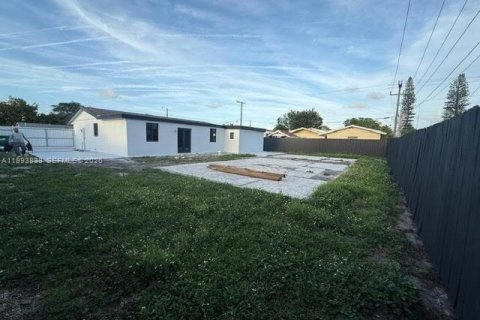 House in Miami Gardens, Florida 5 bedrooms, 162.76 sq.m. № 2062622 - photo 2