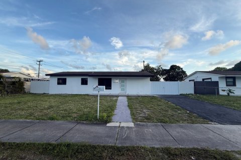 House in Miami Gardens, Florida 5 bedrooms, 162.76 sq.m. № 2062622 - photo 3