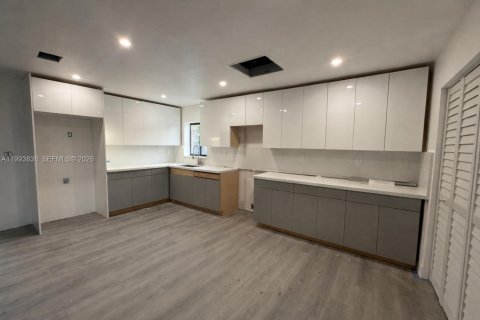 House in Miami Gardens, Florida 5 bedrooms, 162.76 sq.m. № 2062622 - photo 5