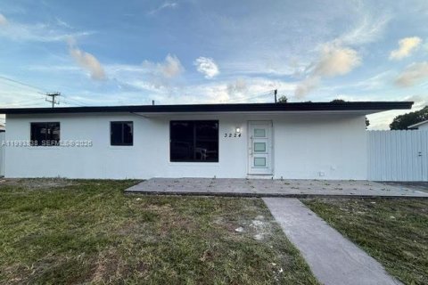 House in Miami Gardens, Florida 5 bedrooms, 162.76 sq.m. № 2062622 - photo 1