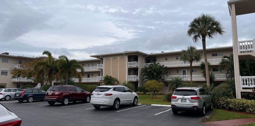 Condominio en Palm Springs, Florida, 2 dormitorios  № 2254635