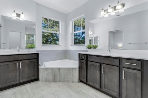 House in Tamarac, Florida 4 bedrooms, 192.03 sq.m. № 1974050 - photo 18