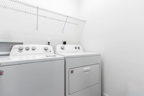 House in Tamarac, Florida 4 bedrooms, 192.03 sq.m. № 1974050 - photo 25