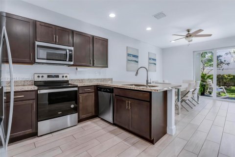 House in Tamarac, Florida 4 bedrooms, 192.03 sq.m. № 1974050 - photo 11