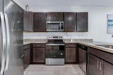 House in Tamarac, Florida 4 bedrooms, 192.03 sq.m. № 1974050 - photo 13