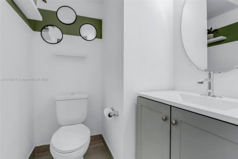 House in Tamarac, Florida 4 bedrooms, 192.03 sq.m. № 1974050 - photo 15