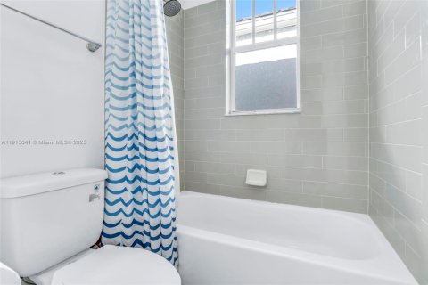 House in Tamarac, Florida 4 bedrooms, 192.03 sq.m. № 1974050 - photo 22