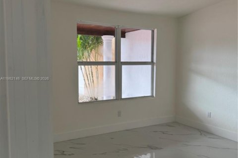 House in Miami Gardens, Florida 4 bedrooms, 142.23 sq.m. № 2043077 - photo 6